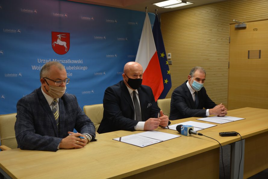 Burmistrz Bełżyc Ireneusz Łucka, marszałek Jarosław Stawiarski, starosta lubelski Zdzisław Antoń w trakcie podpisania umowy