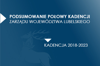 Niebieskie tło, z lekko widocznym jelonkiem z herbu województwa. Na górze biały napis Podsumowanie połowy kadencji zarządu województwa lubelskiego. Poniżej napis kadencja 2018-2023