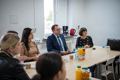 Widok na salę lekcyjną, członek zarządu B. Bałaban i dyrektor E. Kędzierska uczestniczą w spotkaniu z kursantami języka polskiego