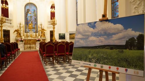 kaplica w Kozłówce na pierwszymb planie fotografia krajobrazu umieszczona na sztaludze