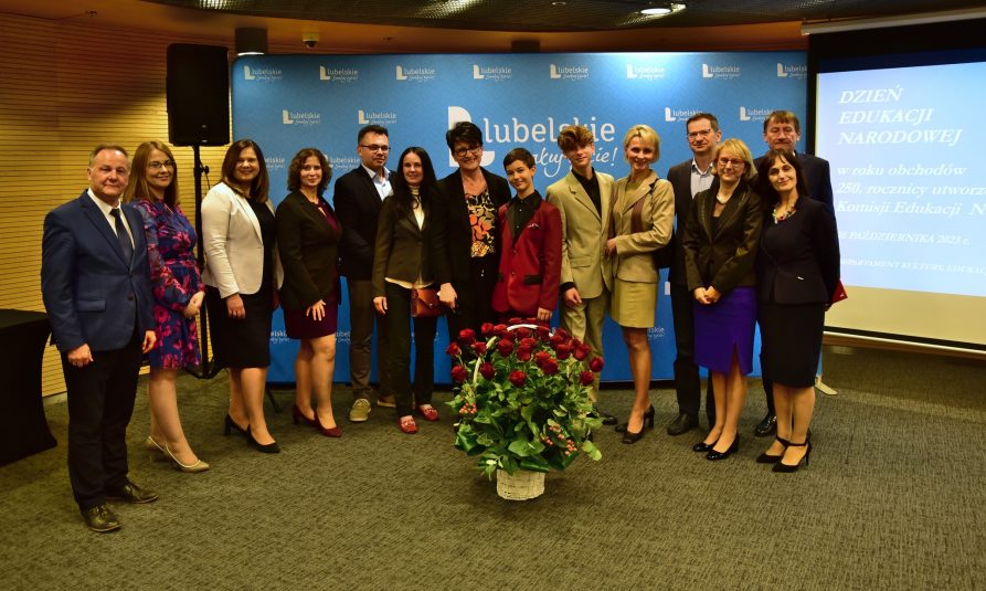 Grupowe zdjęcie wszystkich laureatów nagrody Marszałka WOjewództwa, w towarzystwie członka zarządu Bartłomieja Bałabana