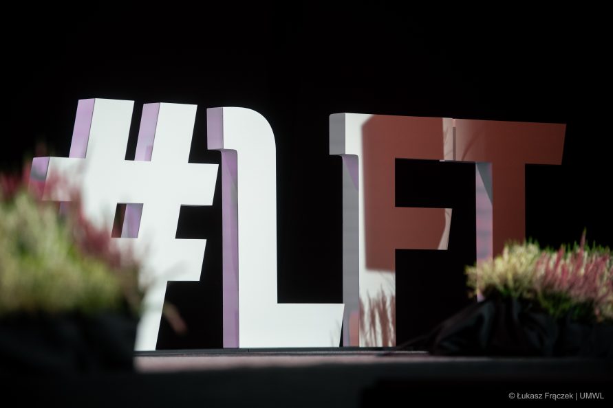 Widok na ustawione na scenie litery #LFT
