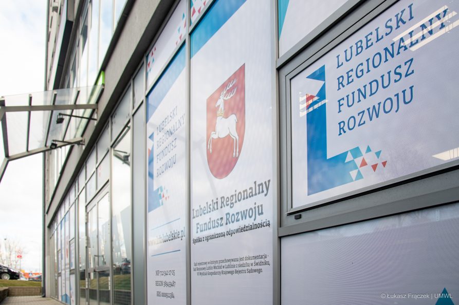 Szklane drzwi oklejone reklamą z napisem Lubelski Regionalny Fundusz Rozwoju