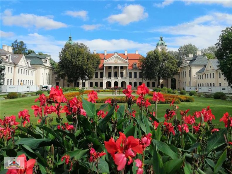 widok na pałac w Kozłówce od frontu