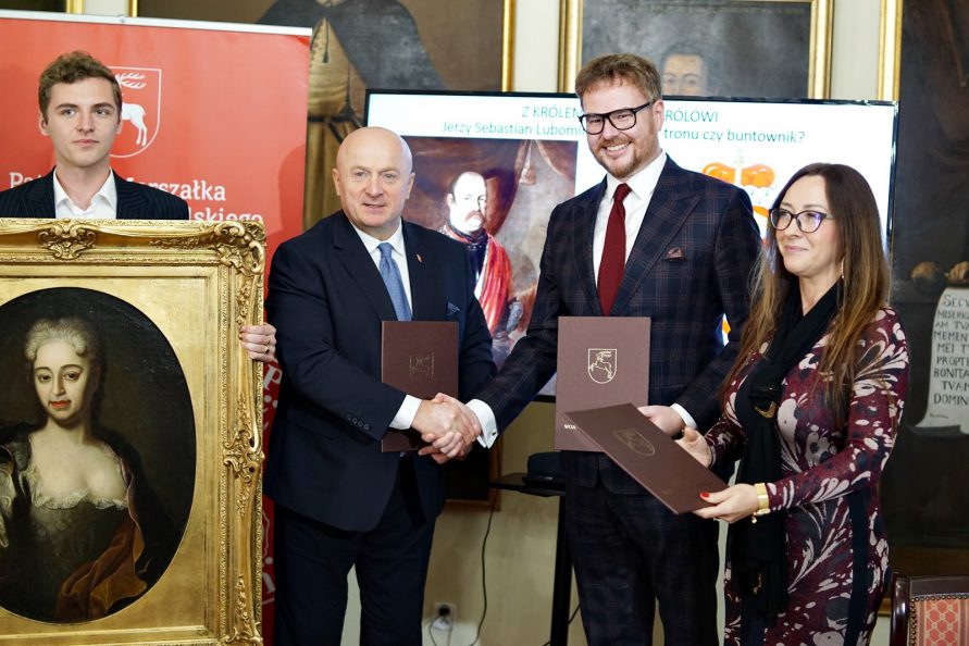 Marszałek Jarosław Stawiarski, ksiązę Jan Lubomirski-Lanckoorński, Marzena Brzezicka z-ca dyrektora Muzeum Nadwiślańskiego ds. Oddział Zamek w Janowcu