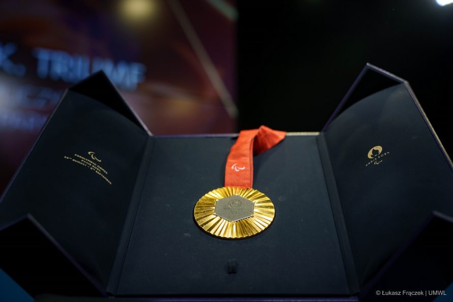 Medal olimpijski leży etui wyłożonym welurem