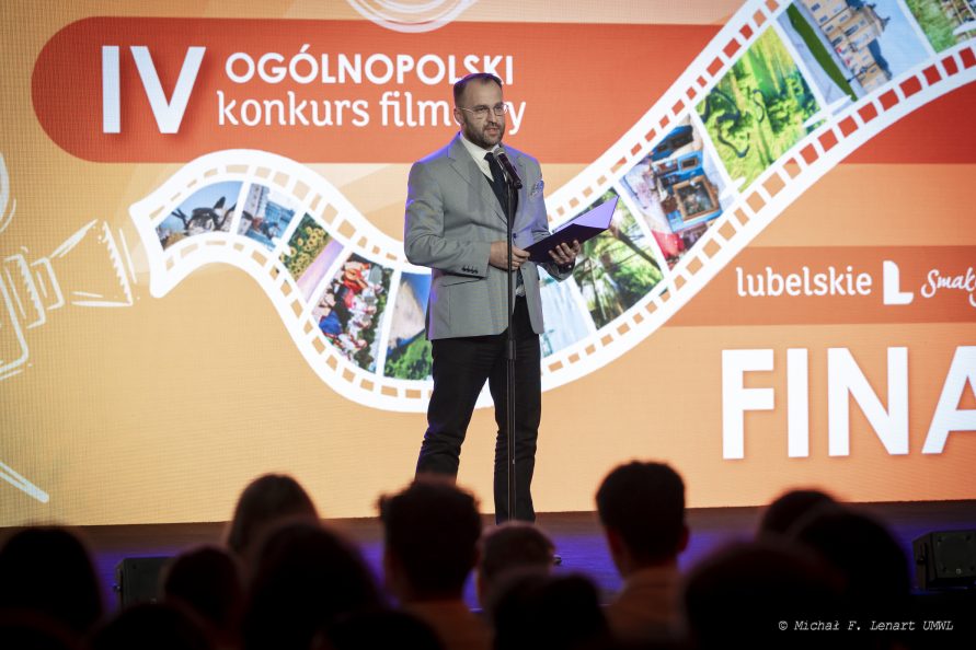 Dyrektor Jacek Żak otwiera konferencję podsumowującą konkurs filmowy i fotograficzny