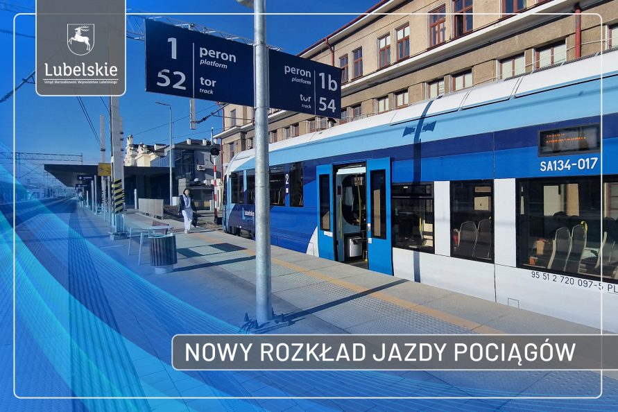 Pociąg stoi na stacji kolejowej