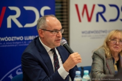 Przemawiający Dariusz Jodłowski podczas posiedzenia Plenarnego WRDS WL oraz biorąca udział w dyskusji Mirosława Gałan