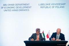 Marszałek Jarosław Stawiarski siedzi przy jednym stole z przedstawicielem Abu Dhabi i wspólnie podpisują  porozumienie o współpracy