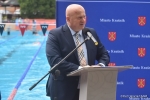 Marszałek Jarosław Stawiarski mówił o modernizacji krytej pływalni w Kraśniku.