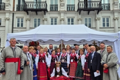 Na zewnątrz przed zabytkowa kamienica został ustawiony namiot. Przed nim stoi kilkadziesiąt osób ubranych w stroje ludowe a wśród nich kilku przedstawicieli lubelskich władz samorządowych.