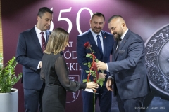 Członek Zarządu Jarosław Kwasek wręcza różę laureatce dyplomu z okazji Dnia Edukacji