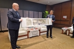 Jarosław Stawiarski otrzymuje prezent do chińskiego przedstawiciela, to długi zwój papieru z rycinami