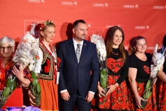 Pan Wicemarszałek Marek Wojciechowski wraz z gośćmi Konferencji na scenie.