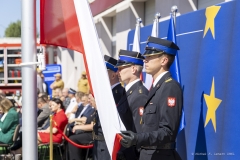 Strażacki poczet podczas wyciągania polskiej flagi na maszt