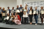 Laureaci Złotego Medalu Targów Natura Food 2019 w komplecie. Reprezentantka z województwa lubelskiego stoi druga z prawej