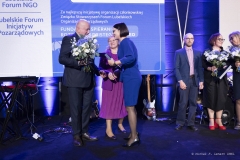 Laureatka nagrody Złoty Parasol Kamila Szysiak odbiera pamiątkowy grawerton