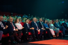 Widok na salę wypełnioną widownią, w pierwszym rzędzie siedzi marszałek województwa lubelskiego