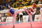 walka taekwondo olimpijskie w ramach OOM - zawodnicy wykonują kopnięcia