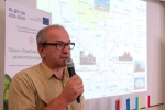 Zastepca Dyrektora Roztoczańskiego Parku Narodowego, Tadeusz Grabowski, prezentuje informacje dotyczące utworzenia Transgranicznego Rezerwatu Biosfery UNESCO "Roztocze".