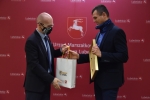 Mateuszowi Skowronkowi (po prawej) gratulował oraz wręczał nagrody Członek Zarządu Województwa Lubelskiego, Sebastian Trojak