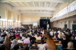 Aula w której siedzi kilkadziesiąt osób. Na czele auli  stoi prelegent.