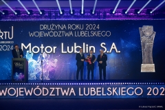 Łukasz Jabłoński Wiceprezes Zarządu Motor Lublin odbiera nagrodę dla Drużyny Roku 2024