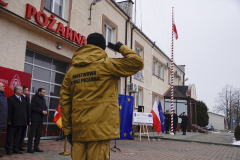 Podniesienie flagi na placu przed strażą pożarną