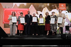 Wicemarszałek Marek Wojciechowski pozuje do zdjęcia wspólnie z laureatami konkurs Nasz Sołtys