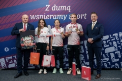 Pamiątkowe zdjęcia na którym znajduje się marszałek województwa lubelskiego, polska reprezentacja w teqballu i trener drużyny