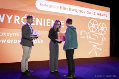 Laureat konkursu filmowego odbiera nagrodę od członków jury