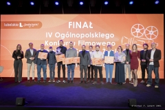 Wspólne zdjęcie wszystkich laureatów IV Ogólnopolskiego Konkursu Filmowego  wspólnie z jury