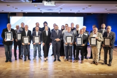 Grupowe zdjęcie wszystkich laureatów , na zdjęciu znajduje się około dwudziestu osób, które trzymają  w rękach dyplomy oprawione w szklane ramki , wsród nich stoi Jarosław Kwasek Członek Zarzadu WL