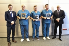 Dyrektor szpitala w Białej Podlaskiej Artur Kozioł oraz marszałek województwa lubelskiego Jarosław Stawiarski pozują do zdjęcia wraz z trójką nagrodzonych lekarzy