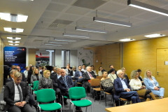 Na sali konferencyjnej znajdują się uczestnicy spotkania informacyjnego z Instytucjami Otoczenia Biznesu.