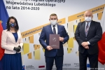 Wręczenie umów z Działania 3.7 "Wzrost konkurencyjności MŚP - pomoc zwrotna". Od lewej Magdalena Filipek-Sobczak dyrektor LAWP, Krzysztof Stachyra C2C sp. z o.o., marszałek Jarosław Stawiarski