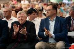 Na miejscach siedzących znajdują się ksiadz Tadeusz Pajurek a obok niego Dyrektor Muzeum Wsi Lubelskiej Bartłomiej Bałaban. Obaj klaszczą w dłonie