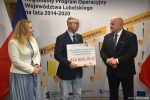 Wręczenie umów na projekty z zakresu kształcenia zawodowego. Od lewej: dyrektor Departamentu Wdrażania Europejskiego Funduszu Społecznego Katarzyna Tokarczuk,  dyrektor ZS CKR w Leśnej Podlaskiej Radosław Klekot, marszałek województwa lubelskiego Jarosław Stawiarski