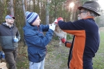 Przed wypuszczeniem do woliery każdy zając został zaszczepiony